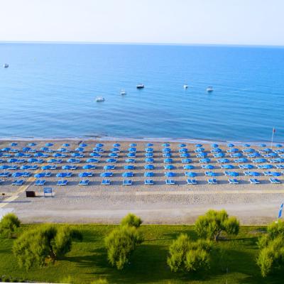 Lindos Princess pláž s lehátkami.