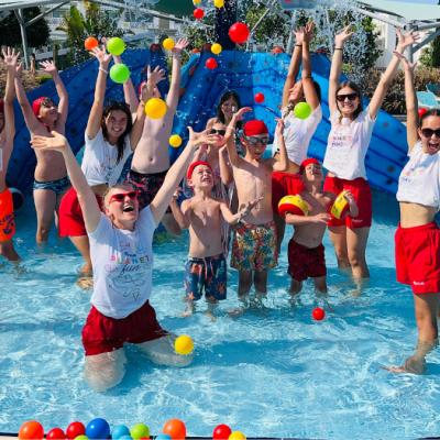 Deti s animátormi Planet FUN v bazéne.