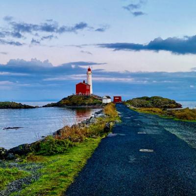 Maják na pacifickom pobreží. Kanada.