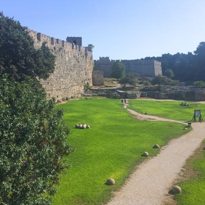 Hradby mesta Rodos a zelený park.