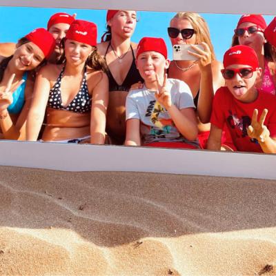 Deti a animátori Planet FUN na piesku.