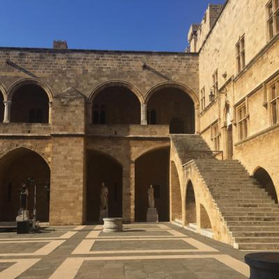 Palác veľmajstrov s veľkým átriom.