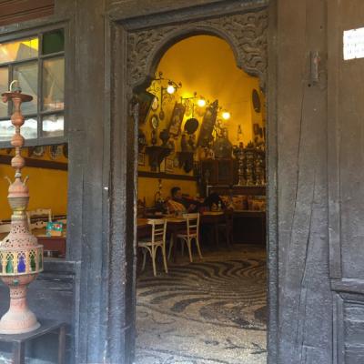 Drevená kaviareň v centre mesta.