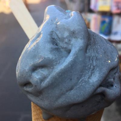 Chutná levanduľová zmrzlina.