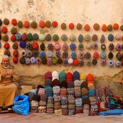 Maročan predávajúci na ulici čiapky.