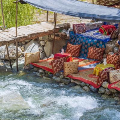 Posedenie pri rieke v údolí Ourika. Maroko.