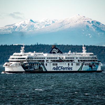 Trajekt pri ostrove Vancouver a okolité hory.