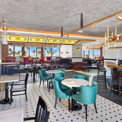 Bar a reštaurácia v JA Resorts. Dubaj. SAE.