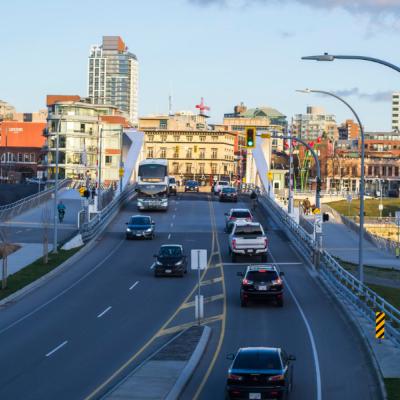 Most Johnson s autami vo Victorii a domy v pozadí.