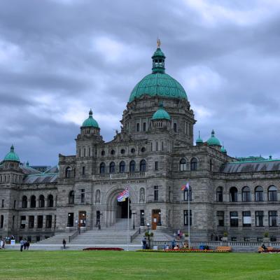 Budova parlamentu a záhrady vo Victorii.