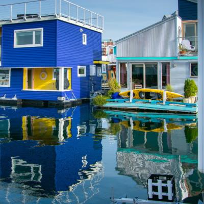 Farebné domy vo Victorii na vode.