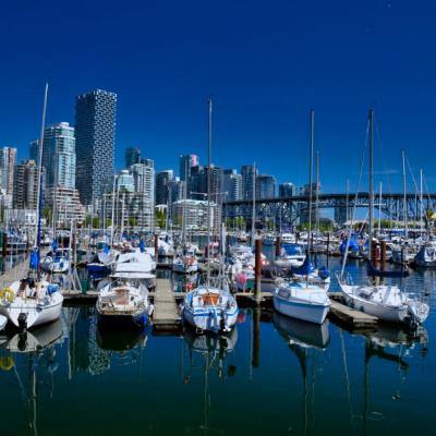 Prístav s loďami a budovami v pozadí.