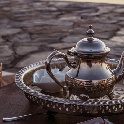 Kanvica na čaj a poháriky.