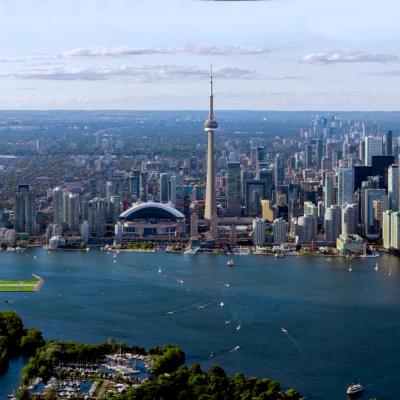 Pohľad z výšky na centrum v Toronte pri jazere Ontario.