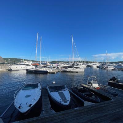 Prístav s loďami v Oslo vo večerných hodinách.