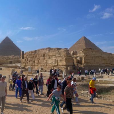 Veľké pyramídy v Gíze a návštevníci. Egypt