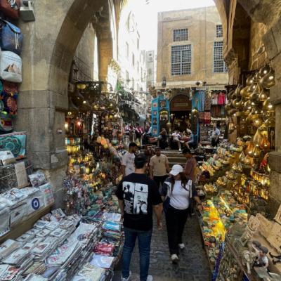 Trh Khan El Khalili v Káhire s návštevníkmi počas dňa.