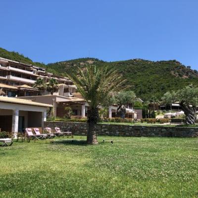 Thassos Grand Resort záhrada a hory