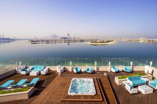 Ležadlá a vírivka v hoteli The Retreat Palm Dubai MGallery by Sofitel