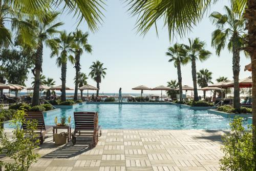 Bazén s ležadlami v hoteli Abaton Island Resort & Spa