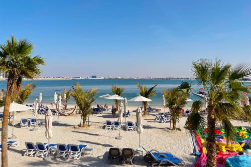 Pláž pri hoteli Hampton by Hilton Marjan Island