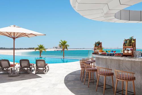 Bar pri bazéne v hoteli Hampton by Hilton Marjan Island