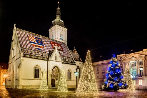 Advent v Záhrebe - kostol a vianočné stromčeky