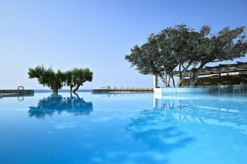 Bazén v hoteli Kakkos Bay