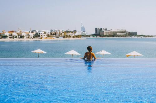 Žena v bazéne v hoteli Andaz Dubai The Palm