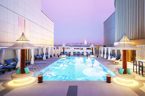 Bazén večer v hoteli Andaz Dubai The Palm