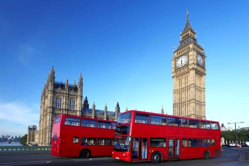 Big Ben s tradičnými červenými autobusmi