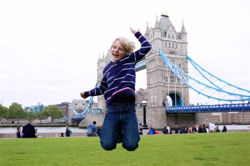 Chlapec pred Tower Bridge