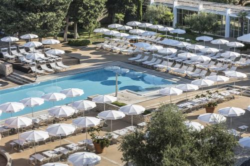 Ležadlá a slnečníky pri bazéne v areáli hotela Falkensteiner Club Funimation