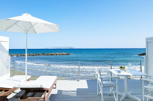 Výhľad z izby v Knossos Beach Bungalow & Suites