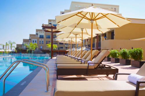 Ležadlá pri bazéne v hoteli Rixos Bab Al Bahr