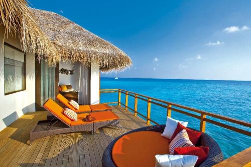 Ubytovanie s terasou a výhľadom na more v rezorte Velassaru Maldives