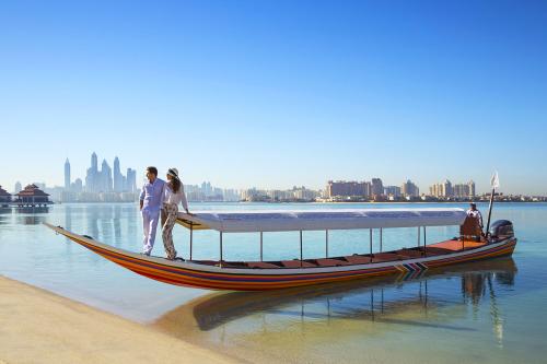 Dvojica na lodi v Anantara The Palm Dubai Resort