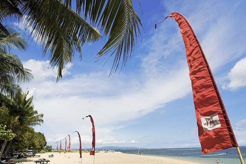 Piesočnatá pláž pred hotelom Mercure Resort Sanur