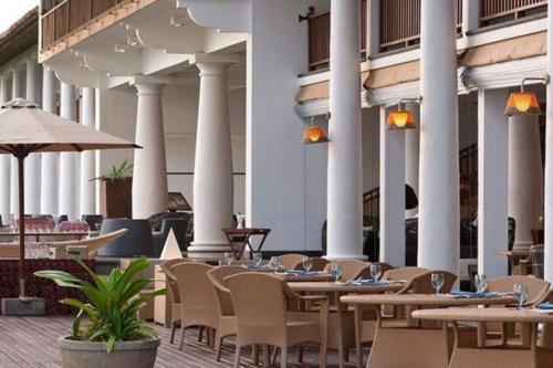 Posedenie na terase hotela The Fortress Resort & Spa