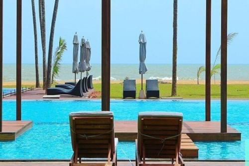 lehátka pri bazéne  v hoteli Suriya Luxury Resort