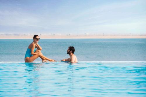Dvojica v bazéne v The Bay Club - Doubletree by Hilton Marjan Island