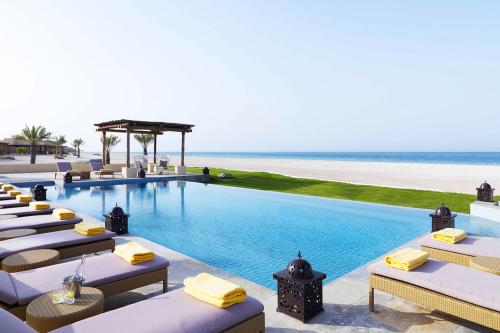 Bazén v Anantara Sir Bani Yas Island Desert Islands Resort & Spa