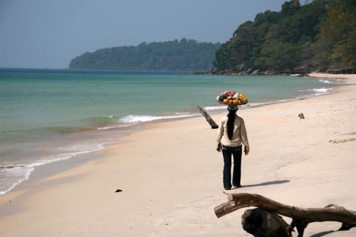 Predávajúci ovocia na pláži v Sihanoukville