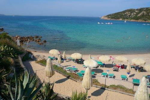 pláž v Club Hotel Baja Sardinia, Sardínia, Taliansko