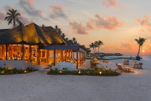 Hotel Avani Fares Maldives Resort