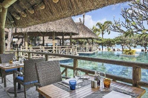 Reštaurácia pri bazéne hotela La Pirogue - A Sun Resort Mauritius 