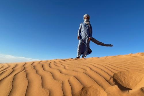 Zahalený muž v púšti v Alžírsku.