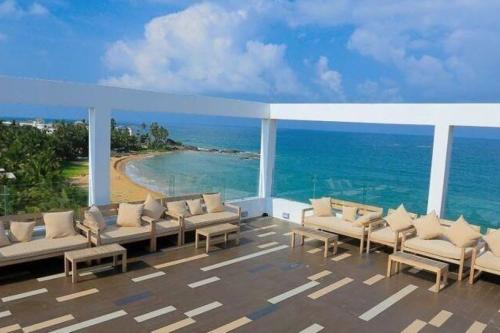 Terasa s výhľadom na more v hoteli Pandanus Beach Resort