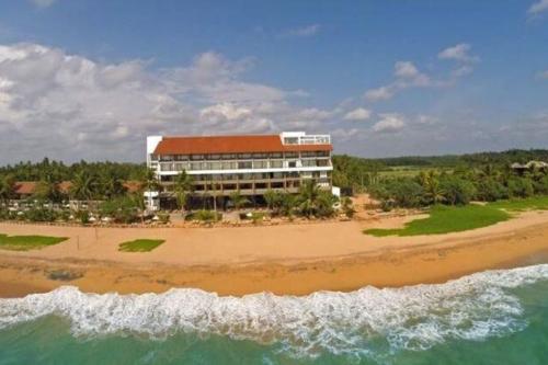 Pohľad od mora na hotel Pandanus Beach Resort