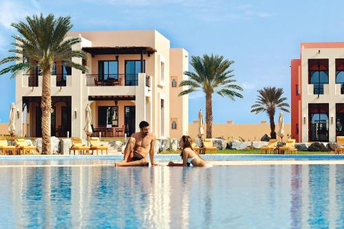 Dvojica v bazéne v Hilton Resort & Spa Ras Al Khaimah